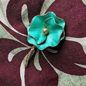 Flower pin